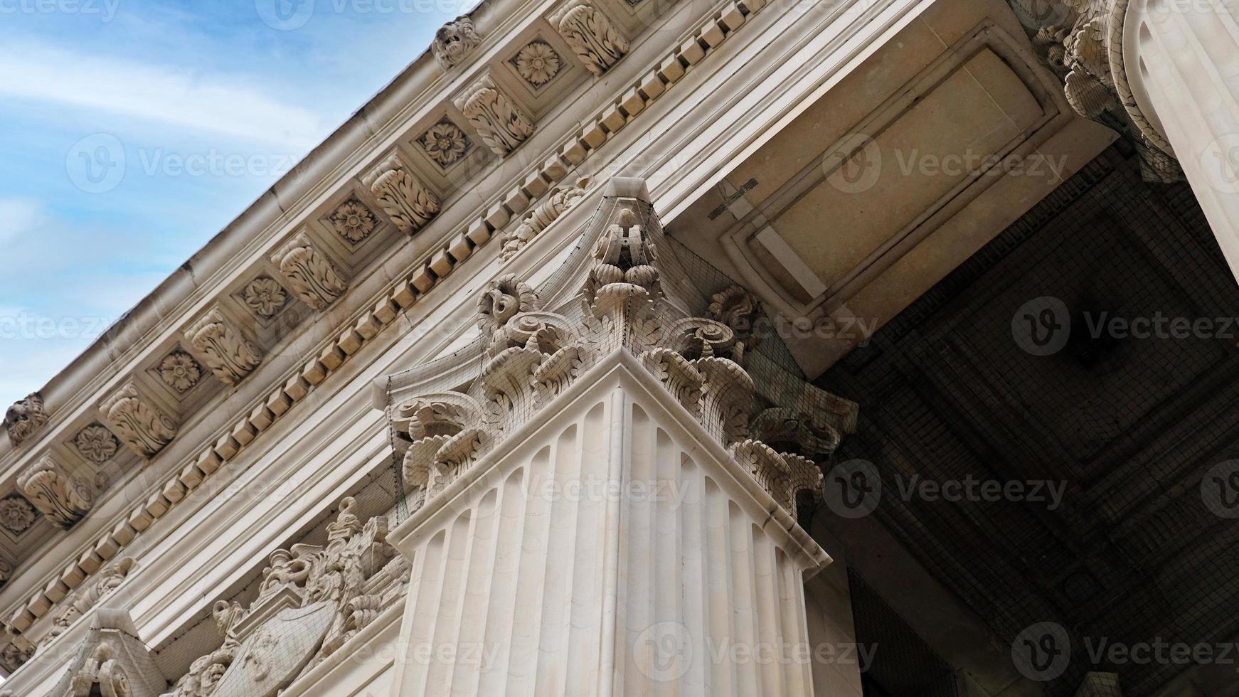 classico architettonico colonna. dettagli di architettura di storico costruzione. elemento di esterno edificio con colonne e stucco modanatura su soffitto di architettonico struttura nel Londra, UK. foto