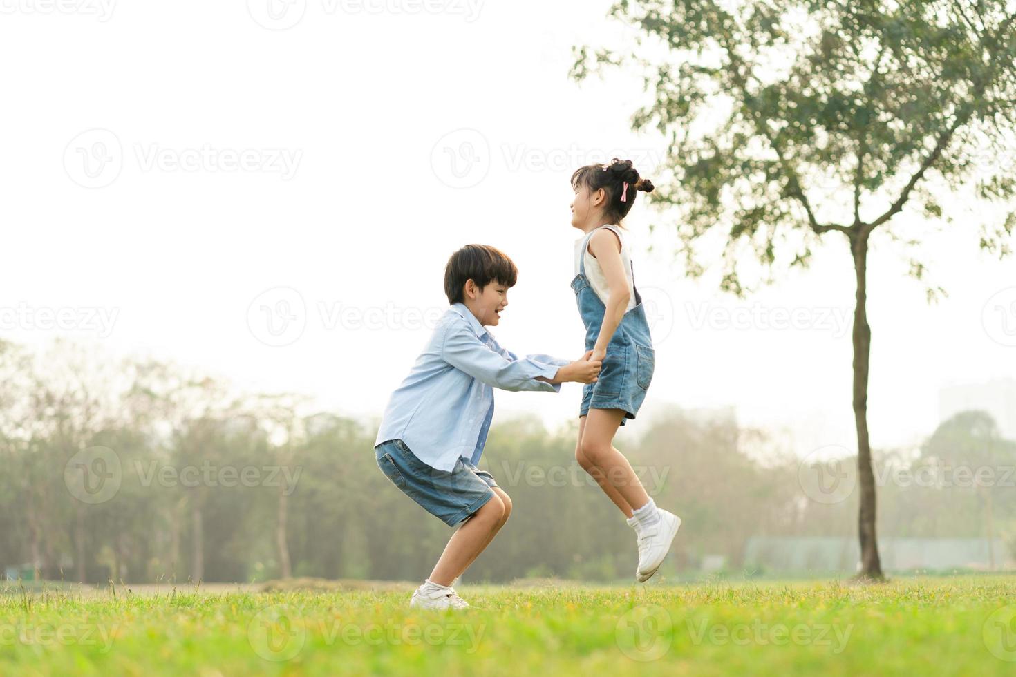 Immagine di fratello e sorella avendo divertimento nel il parco foto