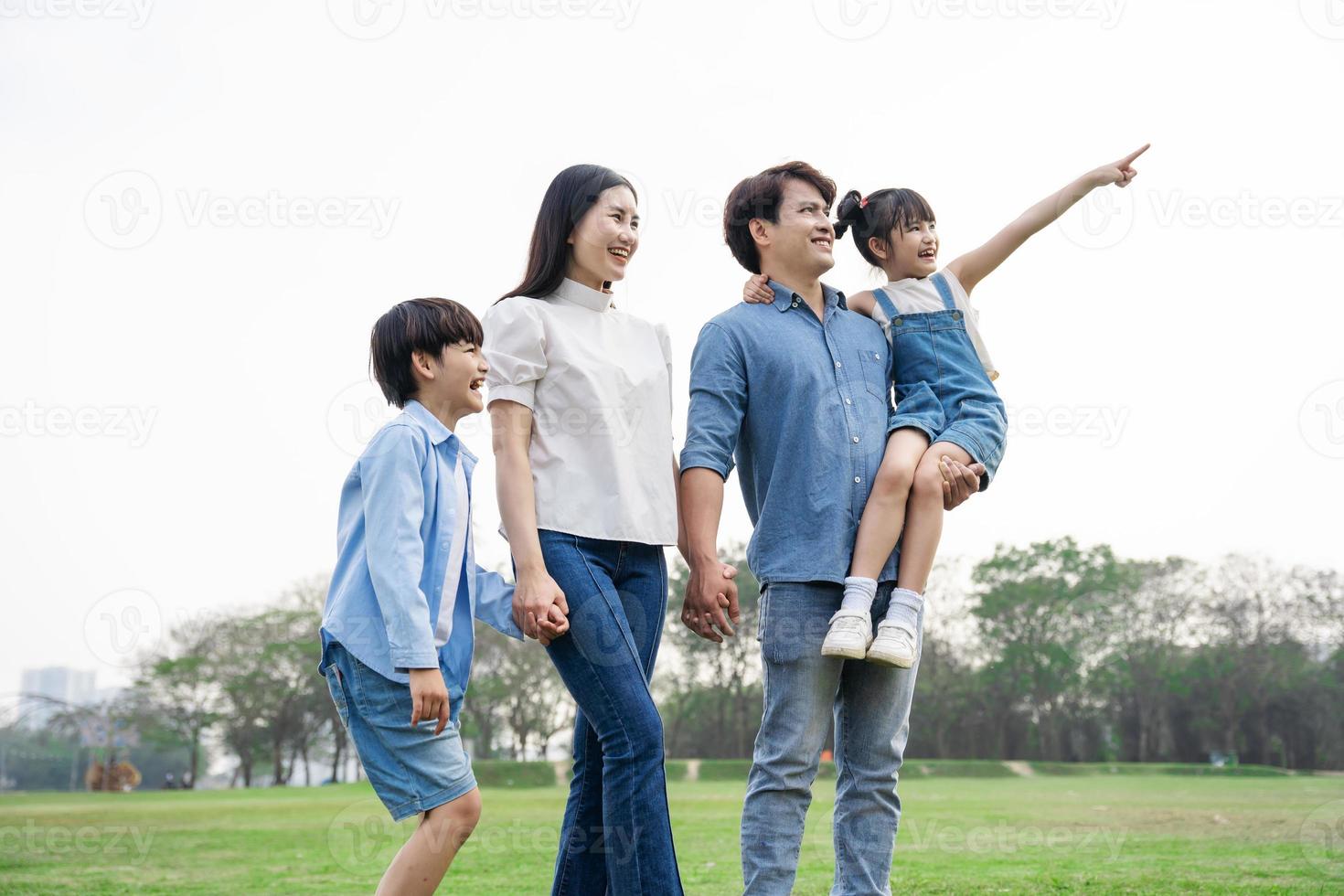 asiatico famiglia foto a piedi insieme nel il parco