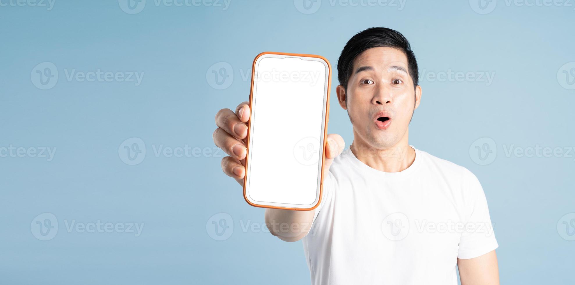 ritratto di asiatico uomo in posa su blu sfondo foto
