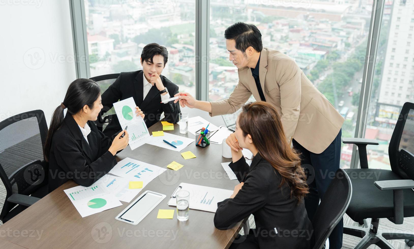 Immagine di un' gruppo di asiatico uomini d'affari Lavorando insieme a il azienda foto