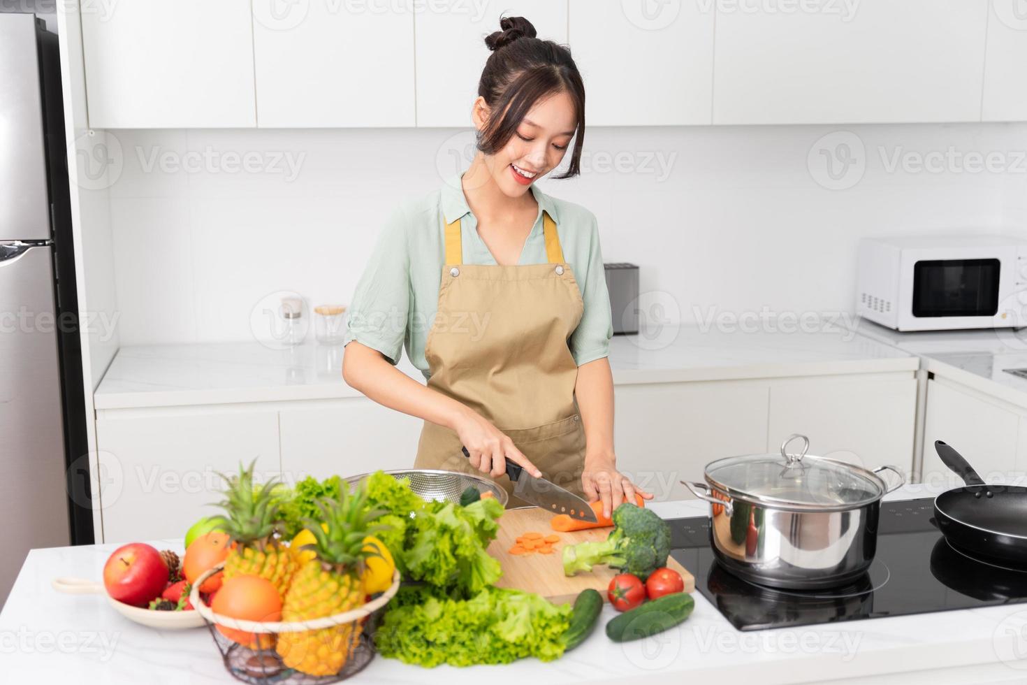 ritratto di un' casalinga nel il cucina a casa foto