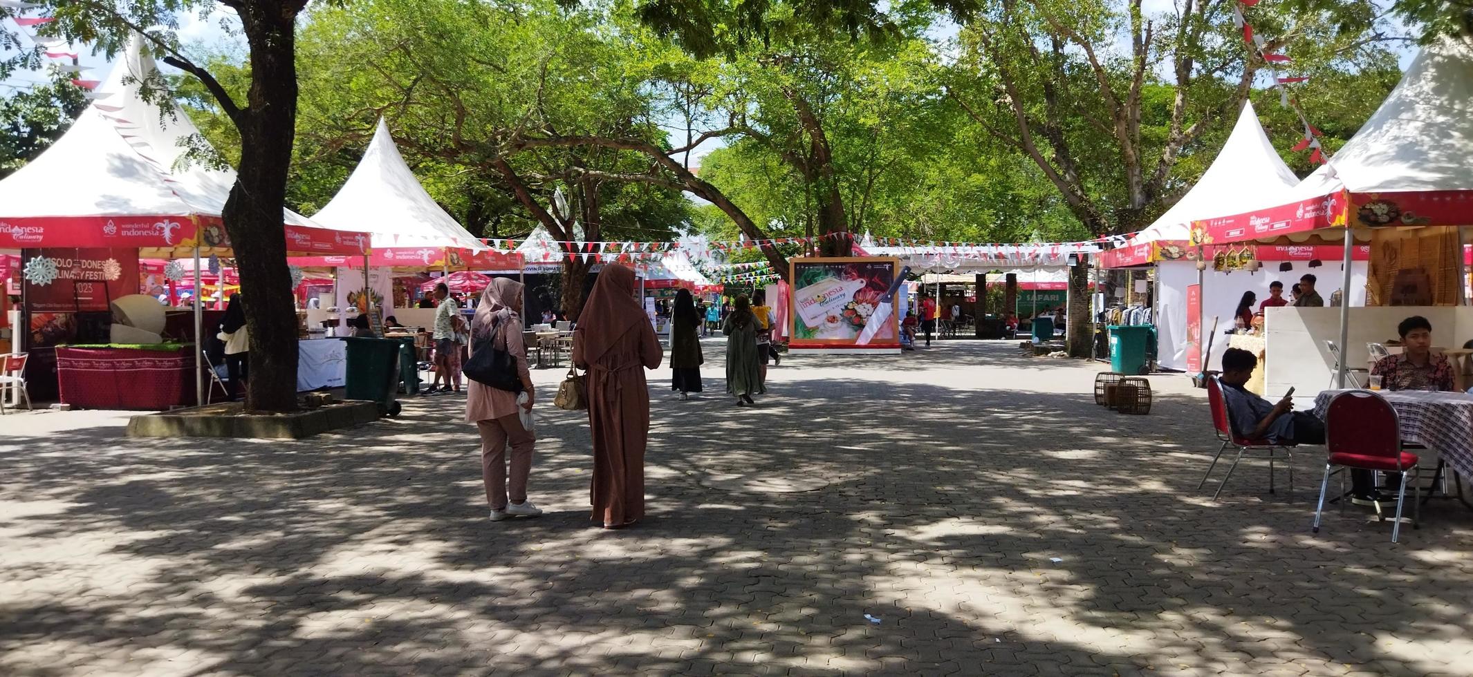 suracarta, Indonesia, marzo 12, 2023. visitatori raccogliere in giro venditore cabine per un' gusto di alcuni Alimenti, un all'aperto culinario e arti Festival tenuto uno nel estate su piegato vastenburg. foto