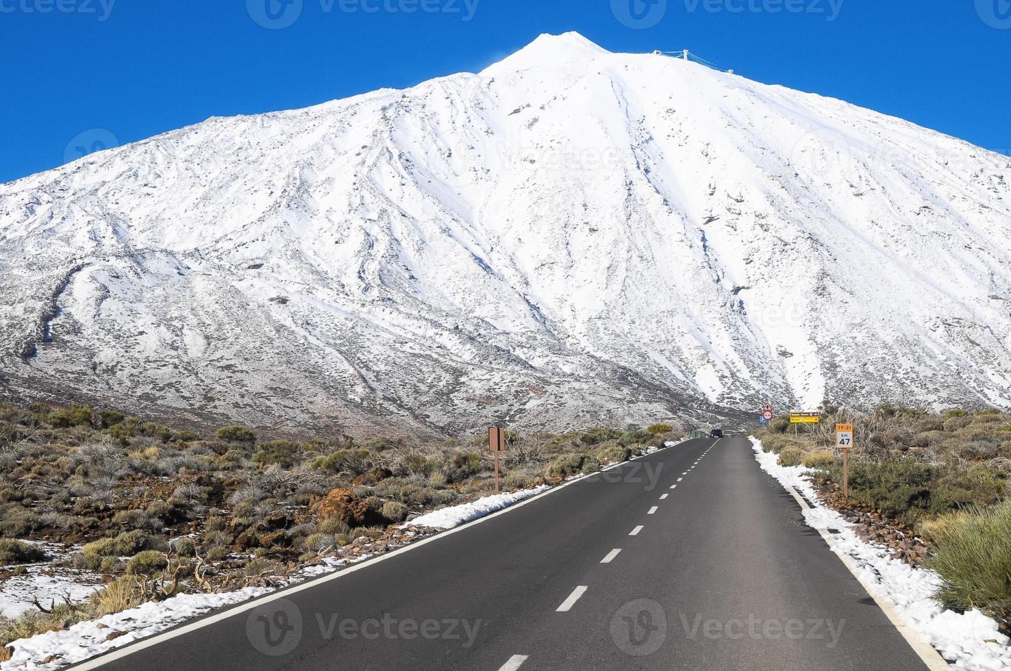 paesaggio montano innevato foto