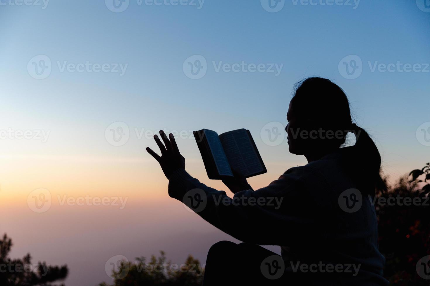 silhouette di donna in ginocchio giù preghiere per culto Dio a cielo sfondo. cristiani pregare per Gesù Cristo per calma. nel mattina persone avuto per un' silenzioso posto e pregato. copia spazio. foto