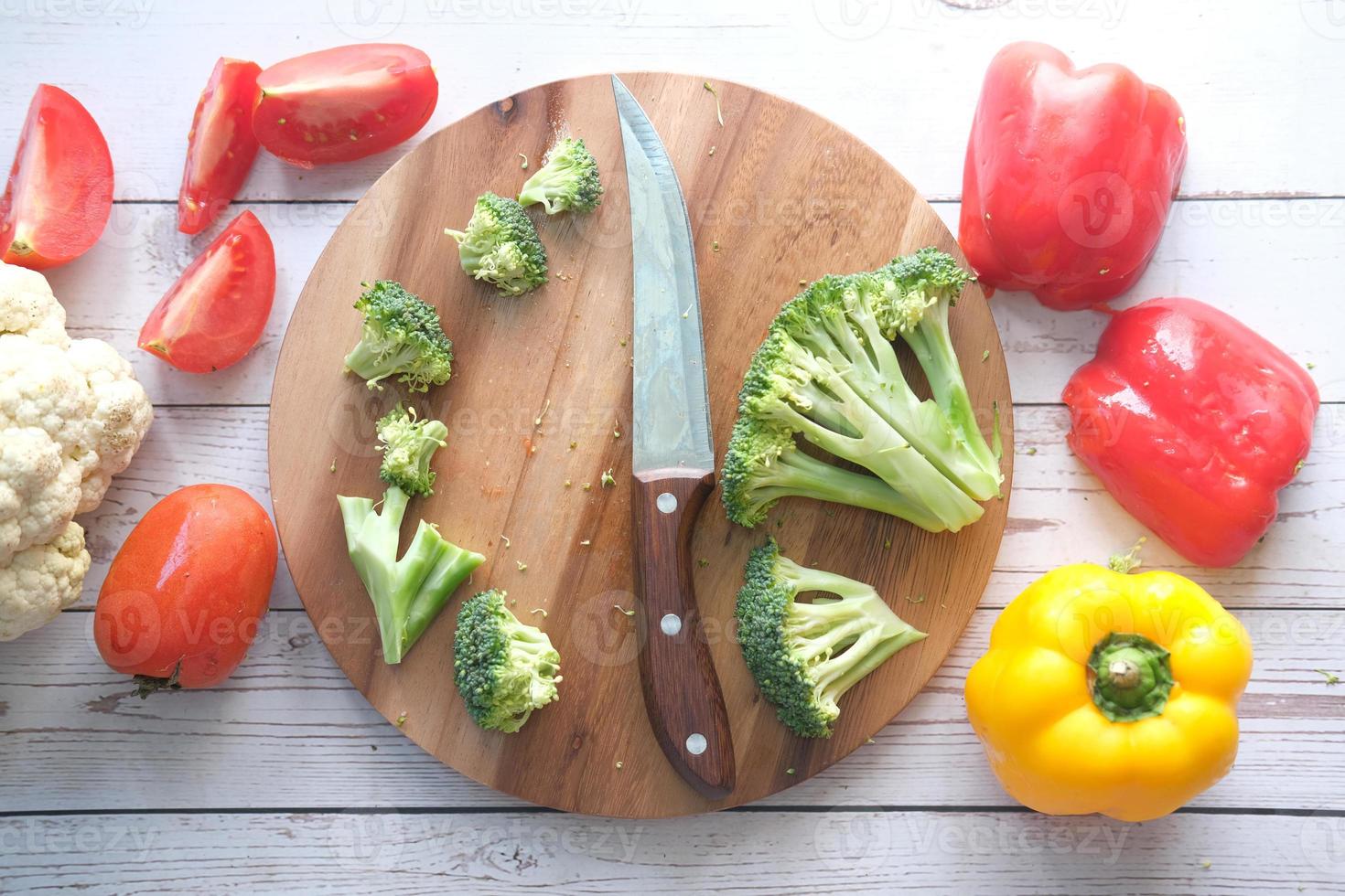 selezione di cibi sani con verdure fresche sul tagliere foto