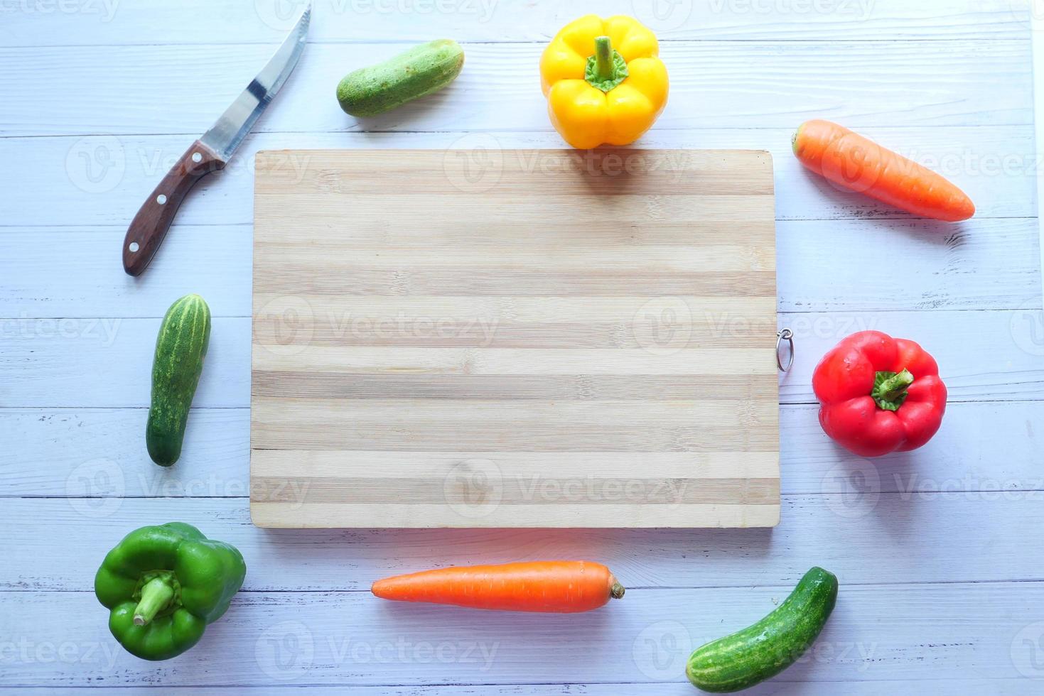 selezione di cibi sani con verdure fresche e tagliere sul tavolo foto