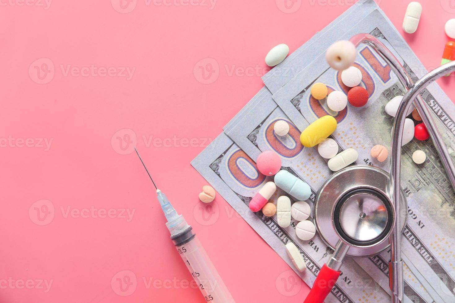 concetto di costo sanitario con pillole e contanti sul tavolo foto