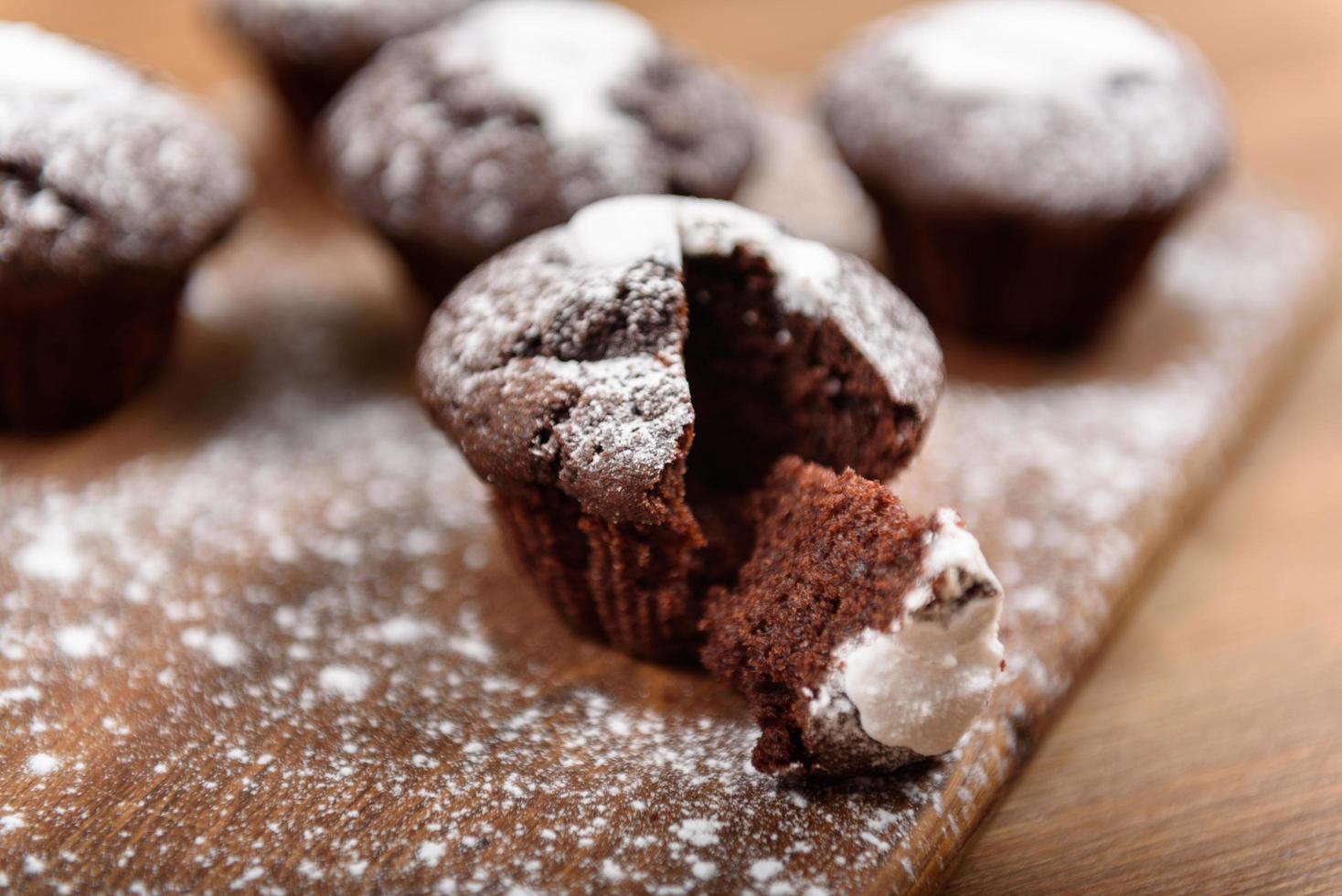 muffin al cioccolato sulla tavola di legno foto