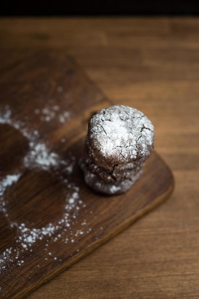 biscotti al cioccolato sulla tavola di legno foto