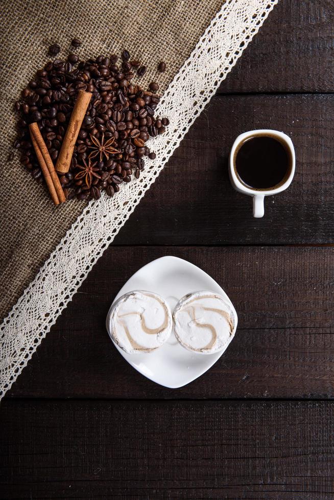 caffè nero con chicchi e cannella foto