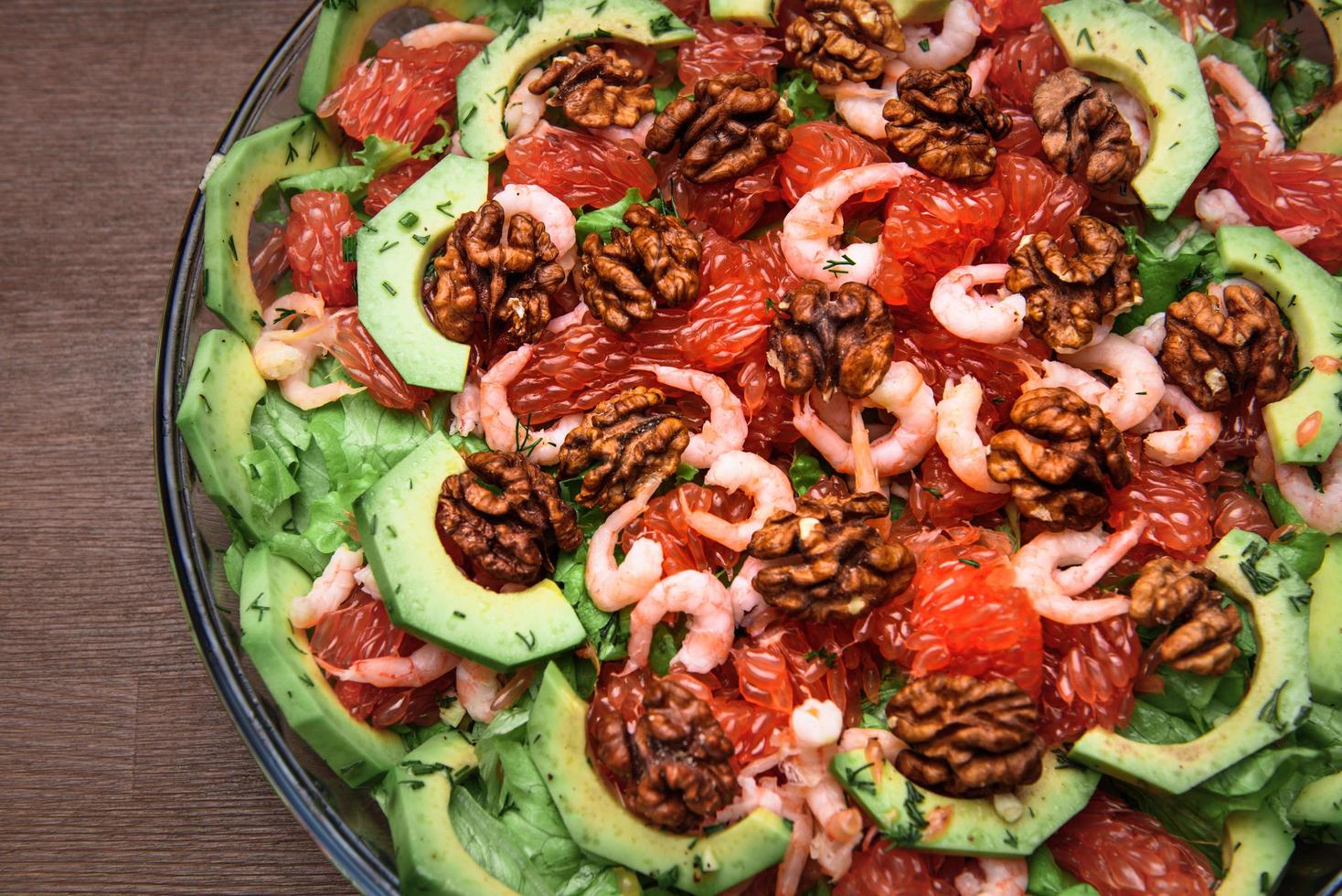 insalata di avocado sul piatto foto