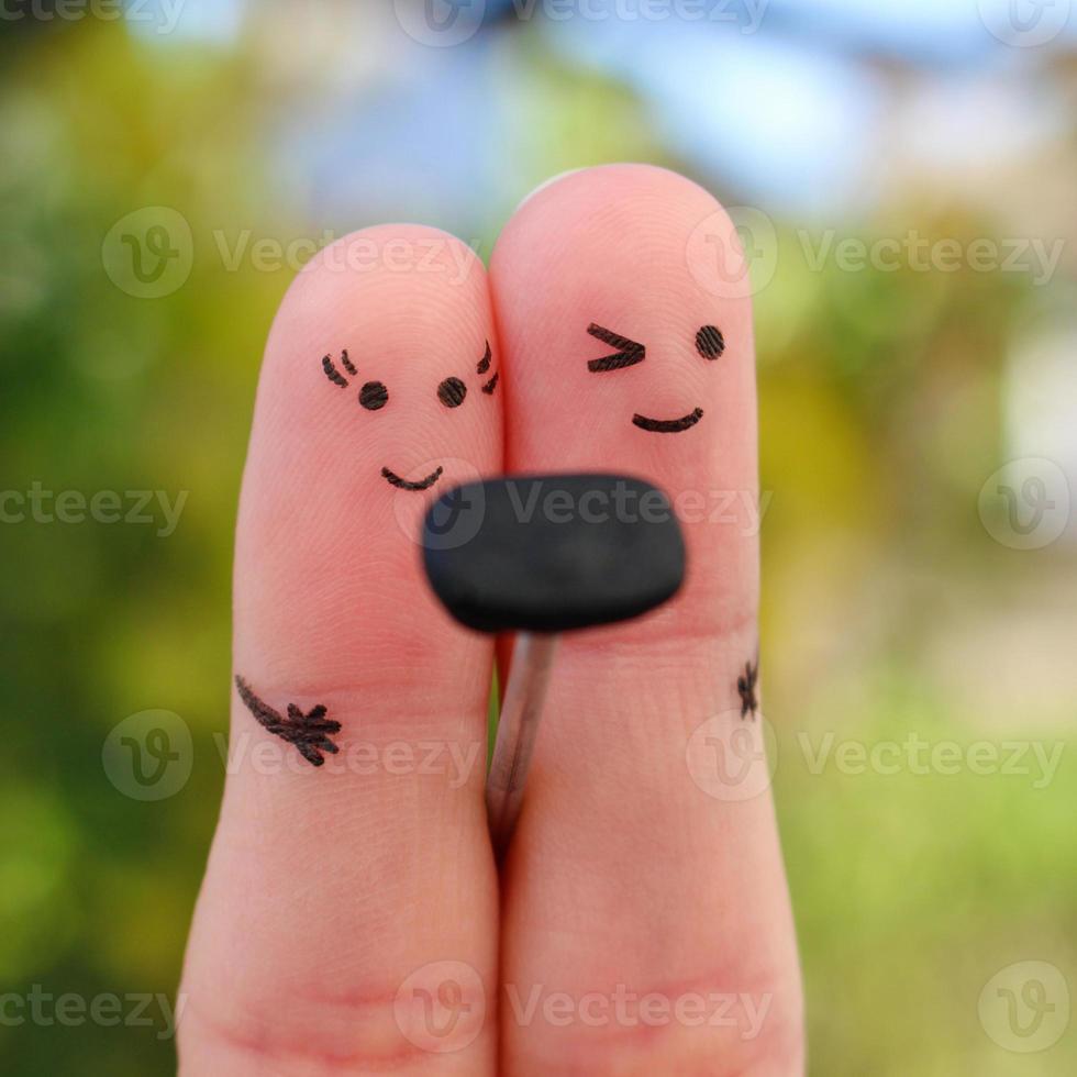 dita arte di contento coppia. uomo e donne prendere immagini di loro stessi su il Telefono, se stesso. foto