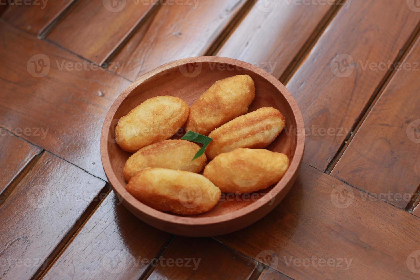 comro o combinato, un' tradizionale giavanese merenda fatto di in profondità fritte grattugiato manioca pieno con un' salato mescolare di oncom o fermentato soia fagiolo torta e chili foto