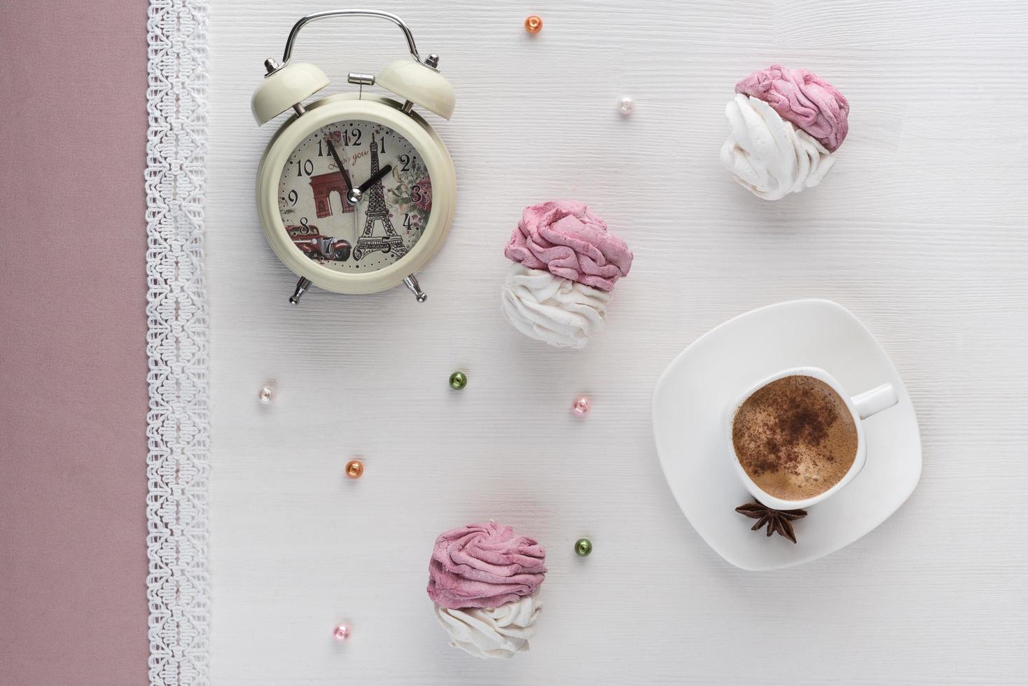 marshmallow fatti a mano bianchi e rosa con caffè foto