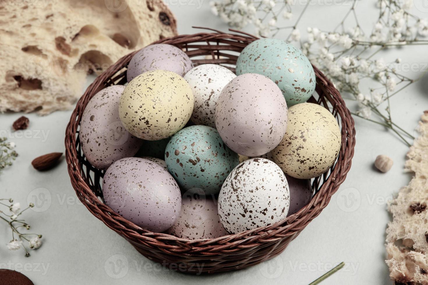 sfondo di uova di pasqua color pastello dipinto a mano. biglietto di auguri o invito di buona pasqua. foto