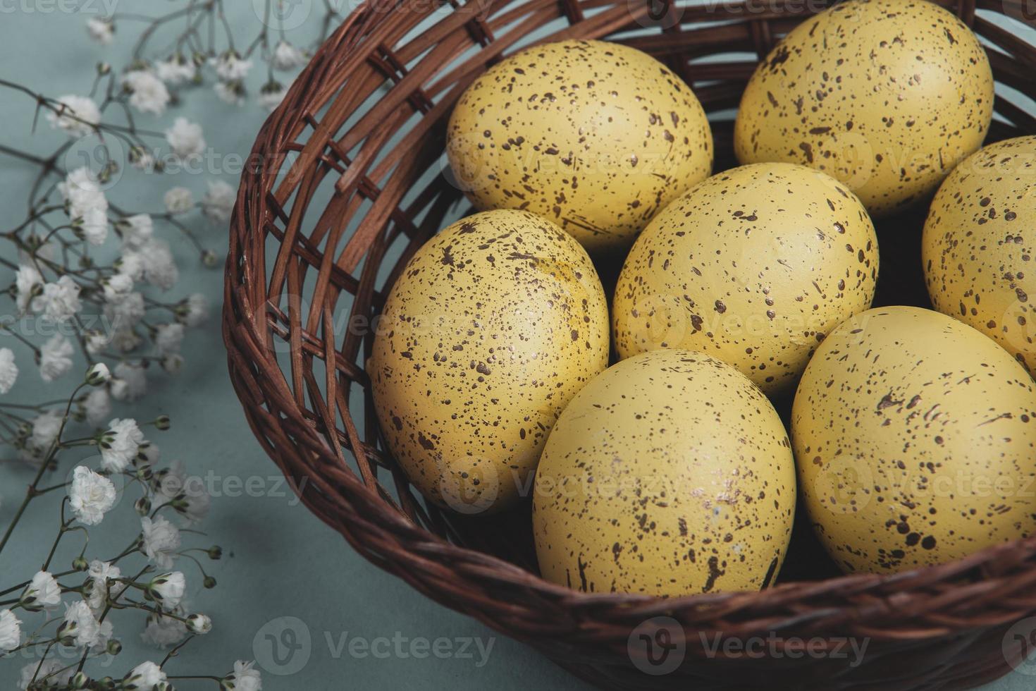 sfondo di uova di pasqua color pastello dipinto a mano. biglietto di auguri o invito di buona pasqua. foto