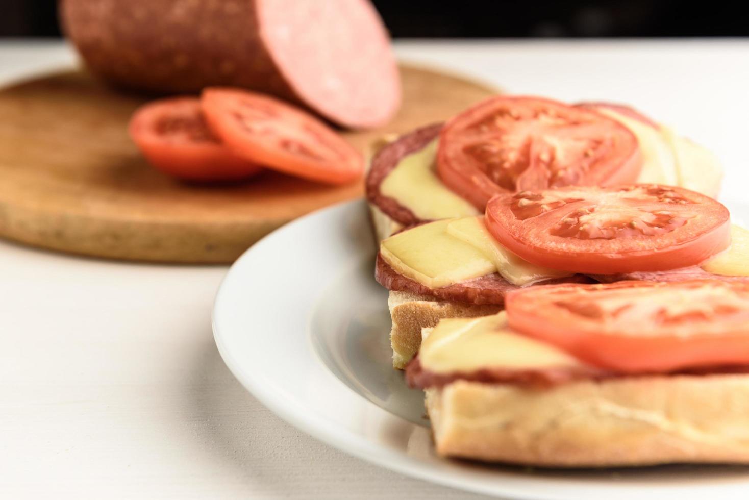 panini caldi con pomodori foto