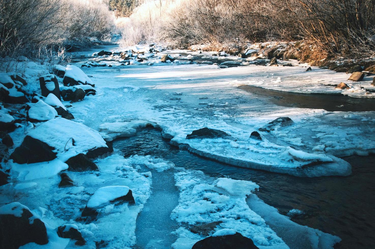fiume scuro ghiacciato foto