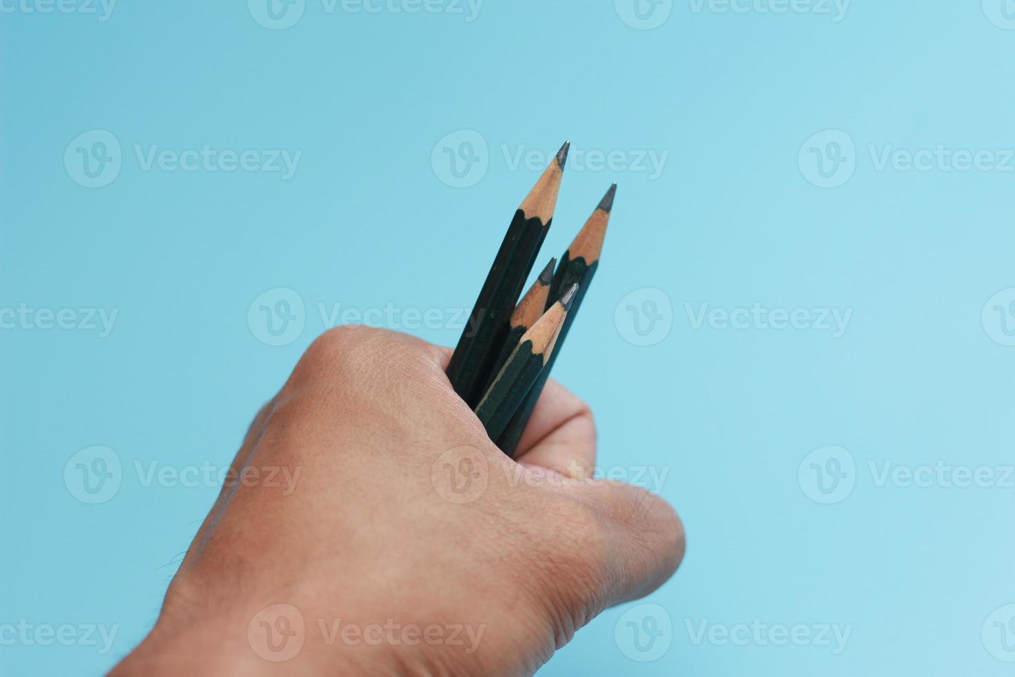 un' vicino su di un' mazzo di matite nel mano foto