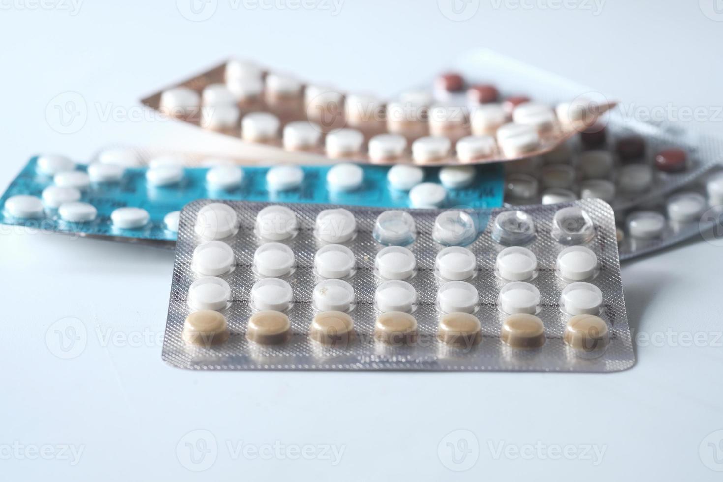 pillole anticoncezionali su sfondo neutro foto