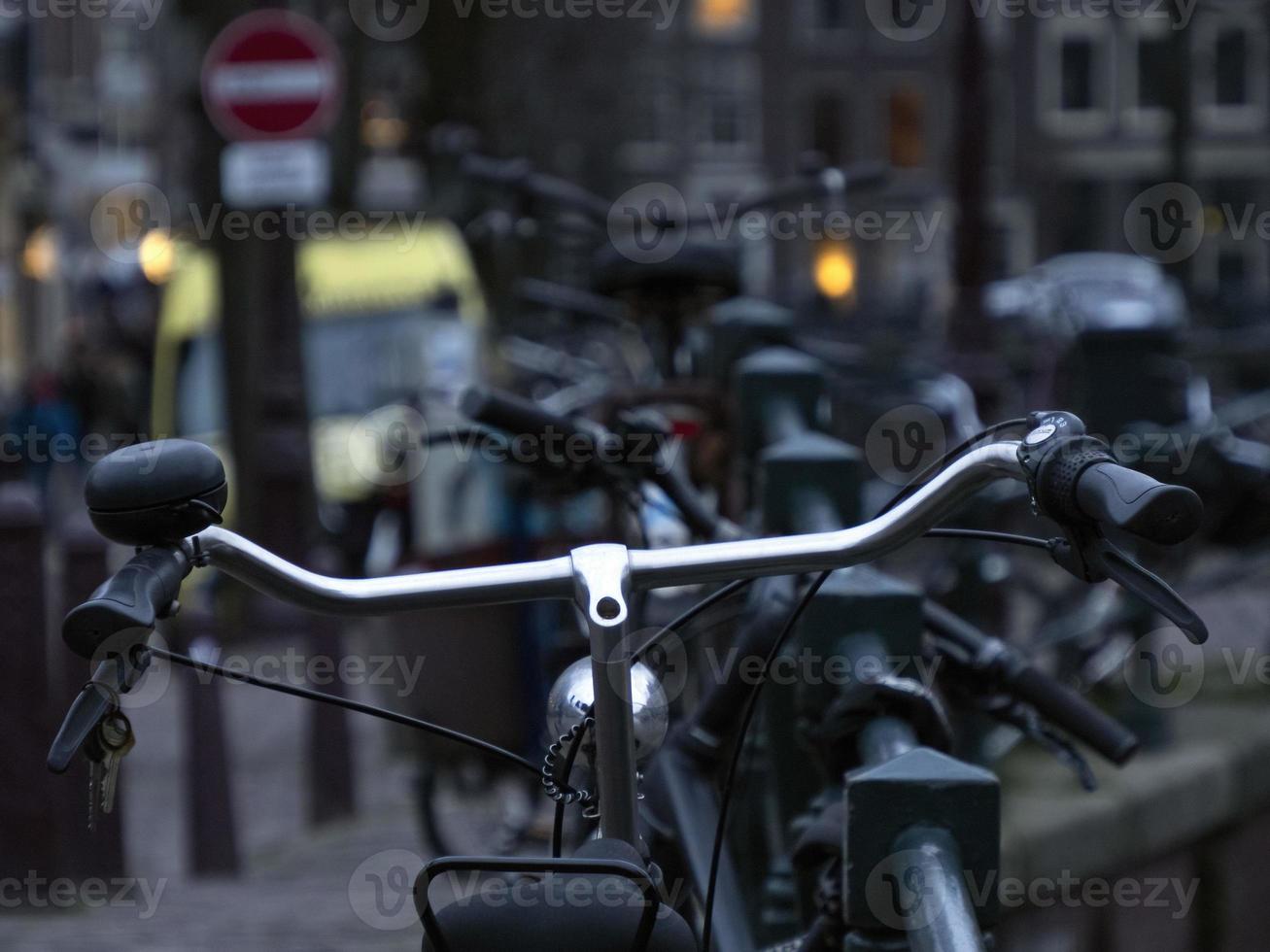 bicicletta nel amsterdam vecchio case Visualizza a partire dal canali foto