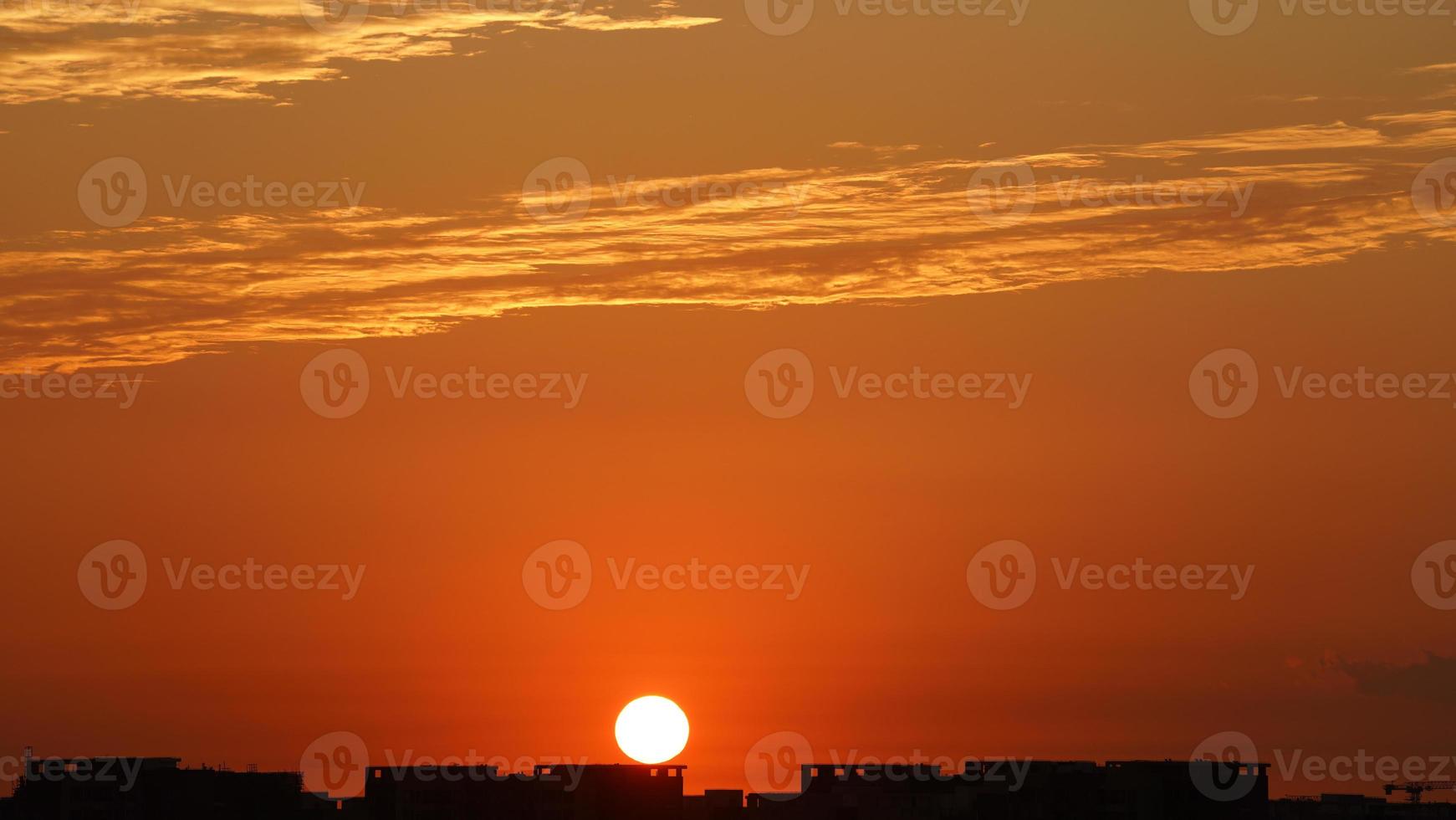 il bellissimo tramonto cielo Visualizza con il colorato nuvole e caldo luci nel il cielo foto