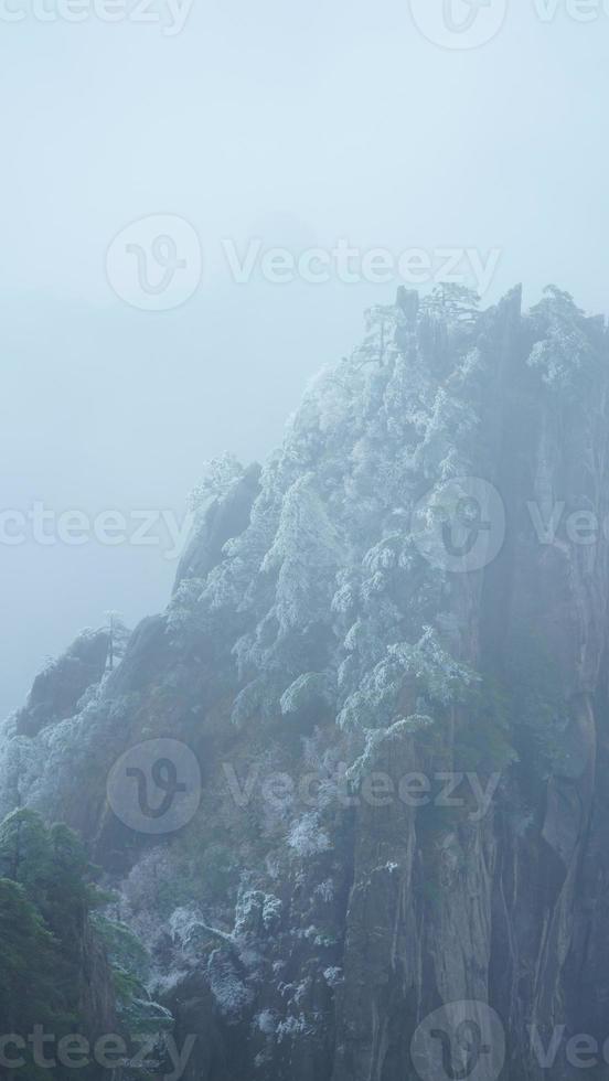 il bellissimo congelato montagne Visualizza coperto di il bianca neve e ghiaccio nel inverno foto