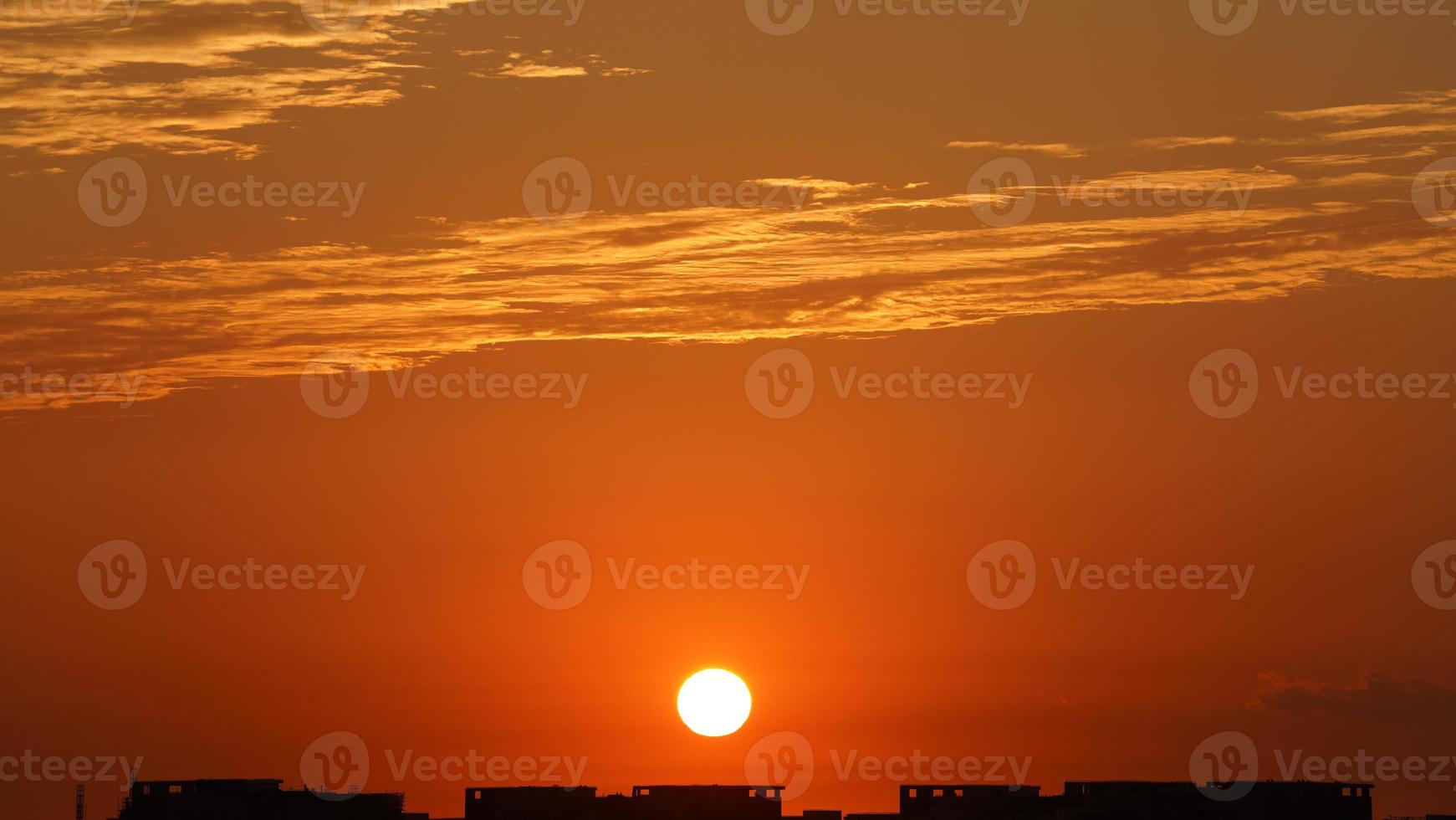 il bellissimo tramonto cielo Visualizza con il colorato nuvole e caldo luci nel il cielo foto