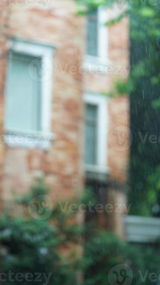 il piovoso giorno Visualizza nel il città con il bagnato strada e piovoso goccioline giù foto