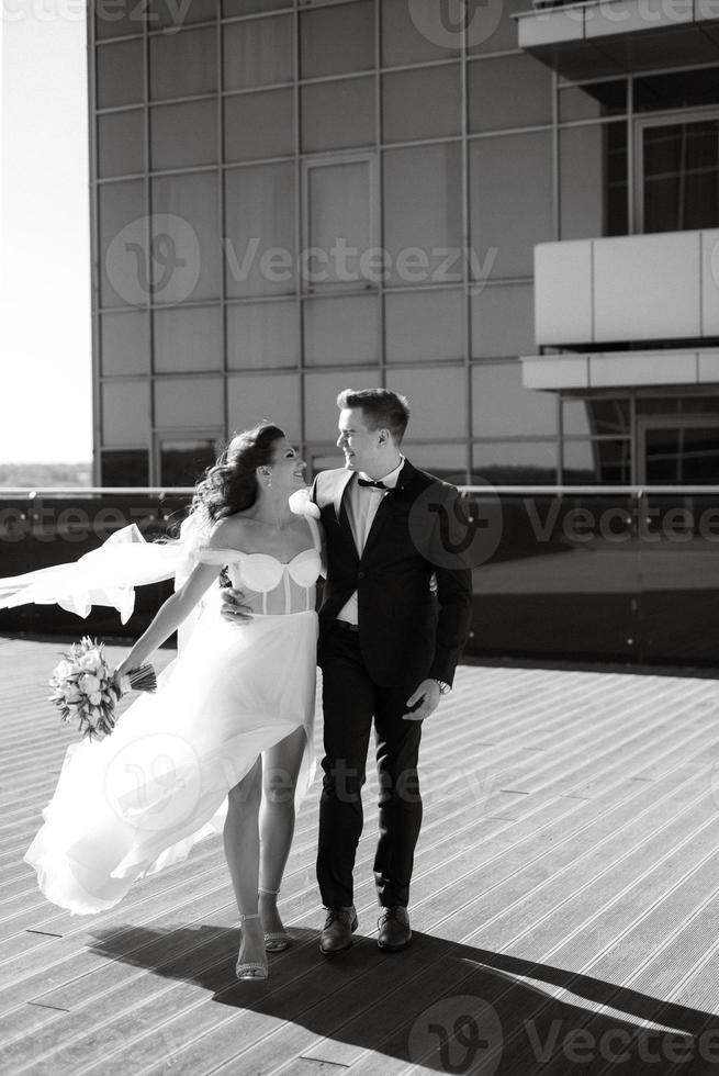 sposa e sposo primo incontro su il tetto di grattacielo foto