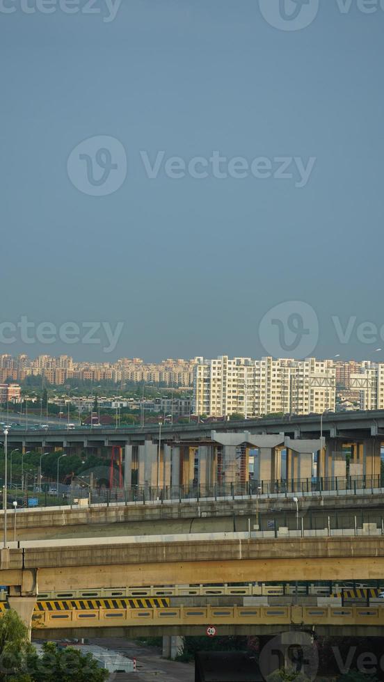 il città Visualizza con il tramonto caldo luce del sole su il edifici nel Cina foto