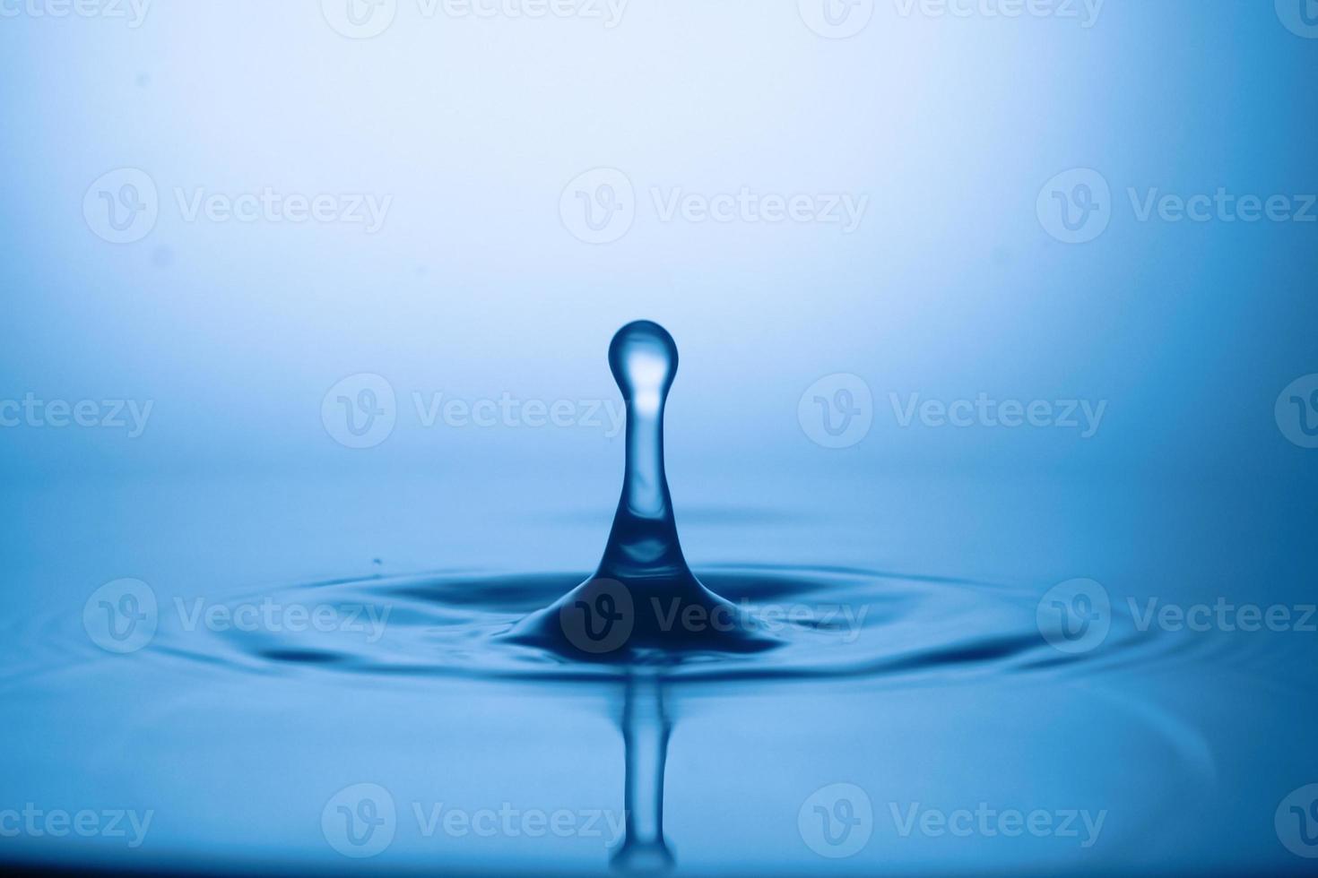 gocce d'acqua e schizzi. concetto di sfondo astratto di forma d'acqua. foto