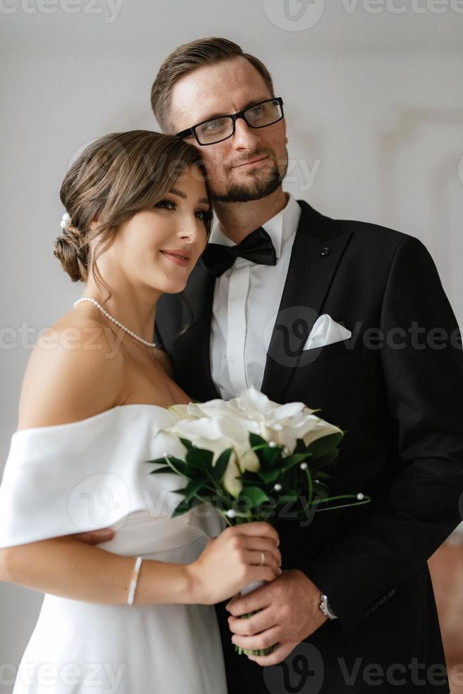 sposo nel un' nero completo da uomo cravatta e il sposa nel un' luminosa studio foto