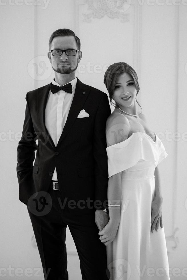 sposo nel un' nero completo da uomo cravatta e il sposa nel un' luminosa studio foto