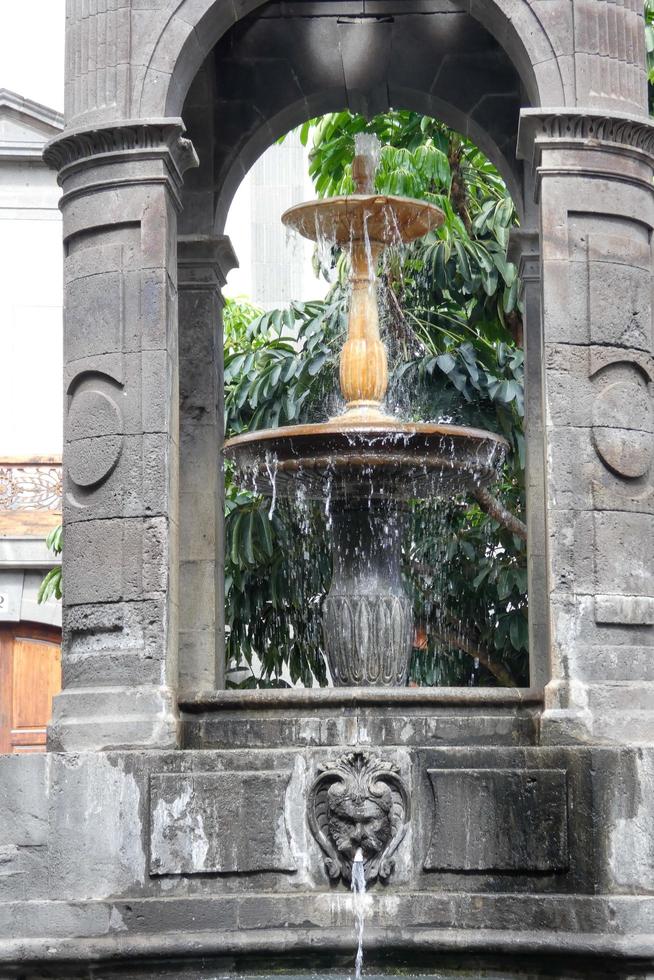 urbano ornamentale acqua Fontana nel il città centro foto