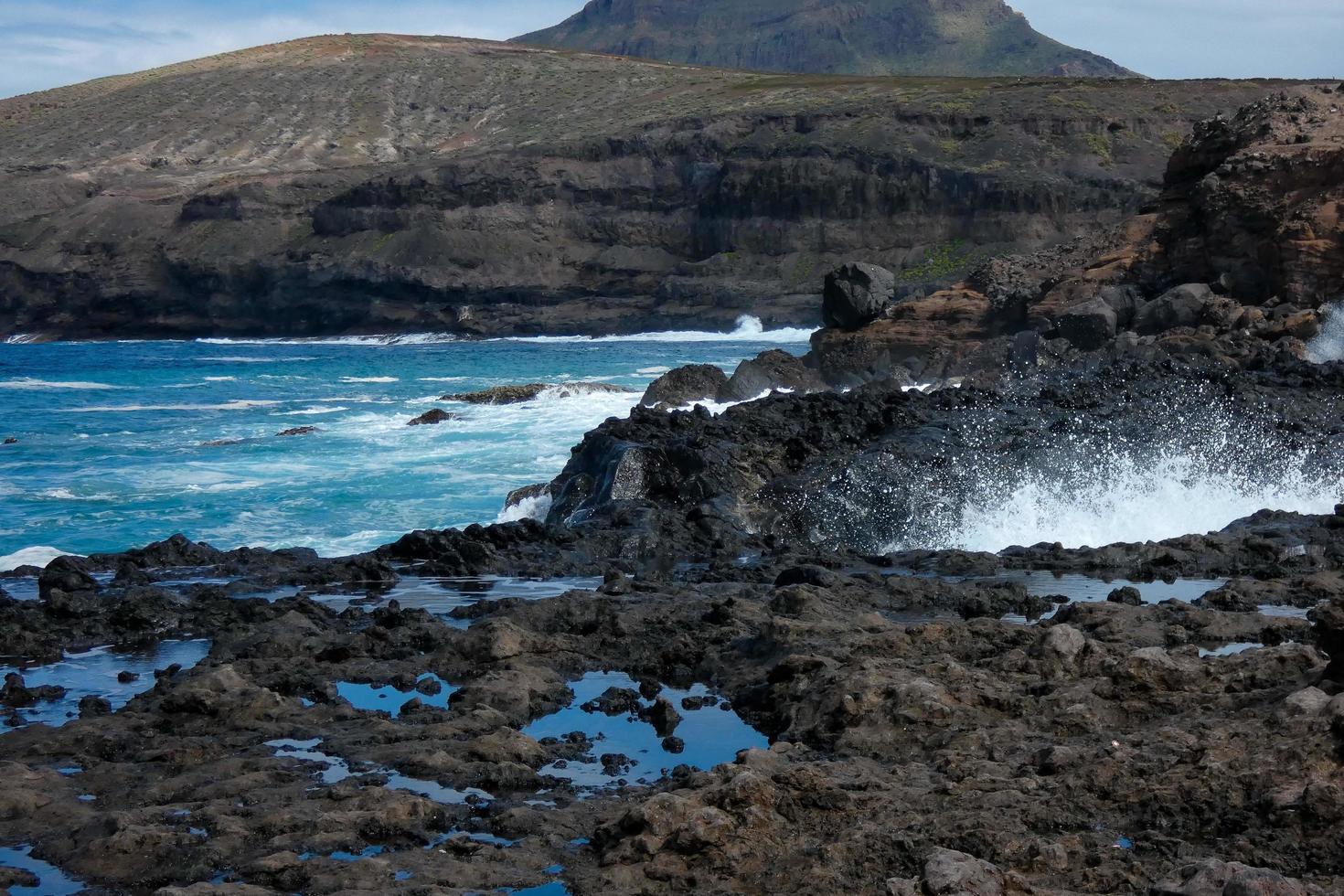 grande onde Crashing contro il rocce nel il oceano foto