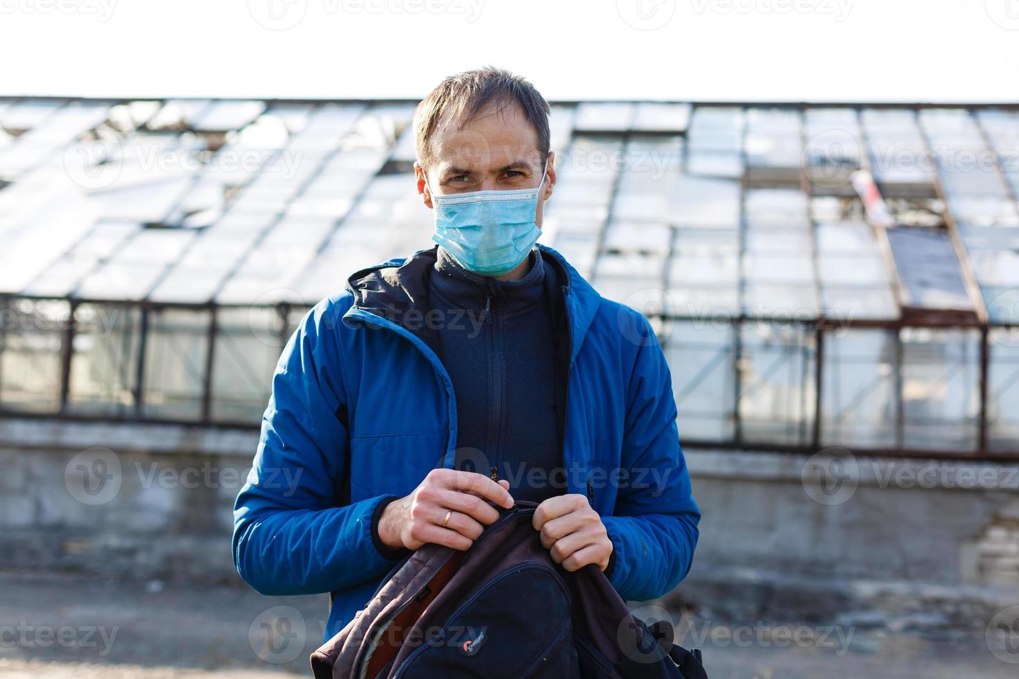 uomo indossare facciale igienico maschera all'aperto. virus protezione ,ecologia, aria inquinamento, ambientale consapevolezza concetto foto