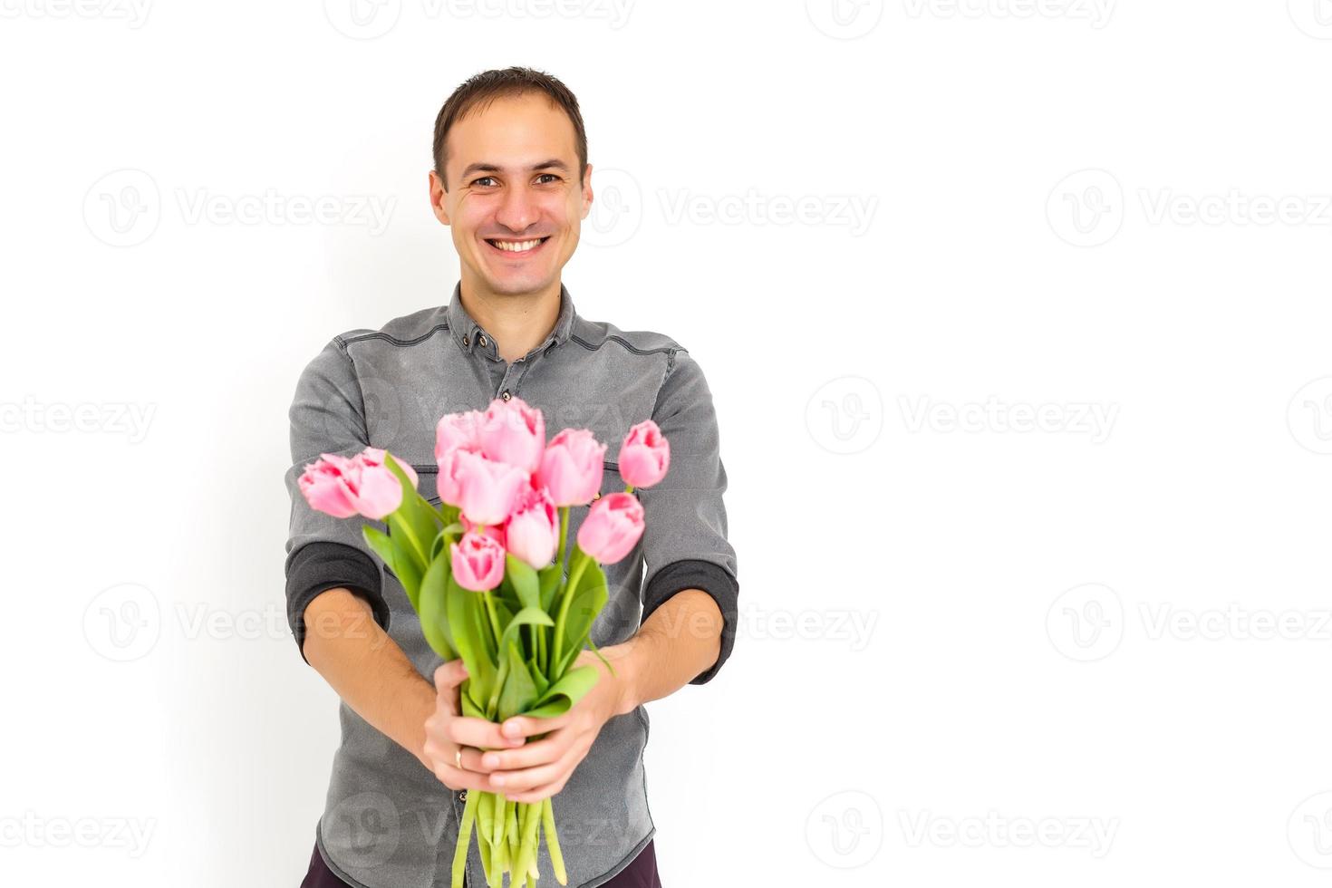 uomo Tenere tulipani. regalo carta modello, manifesto o saluto carta - uomo Tenere mazzo di tulipani per un' donna. La madre di giorno, San Valentino giorno, Da donna giorno concetto. 8 di marzo regalo foto