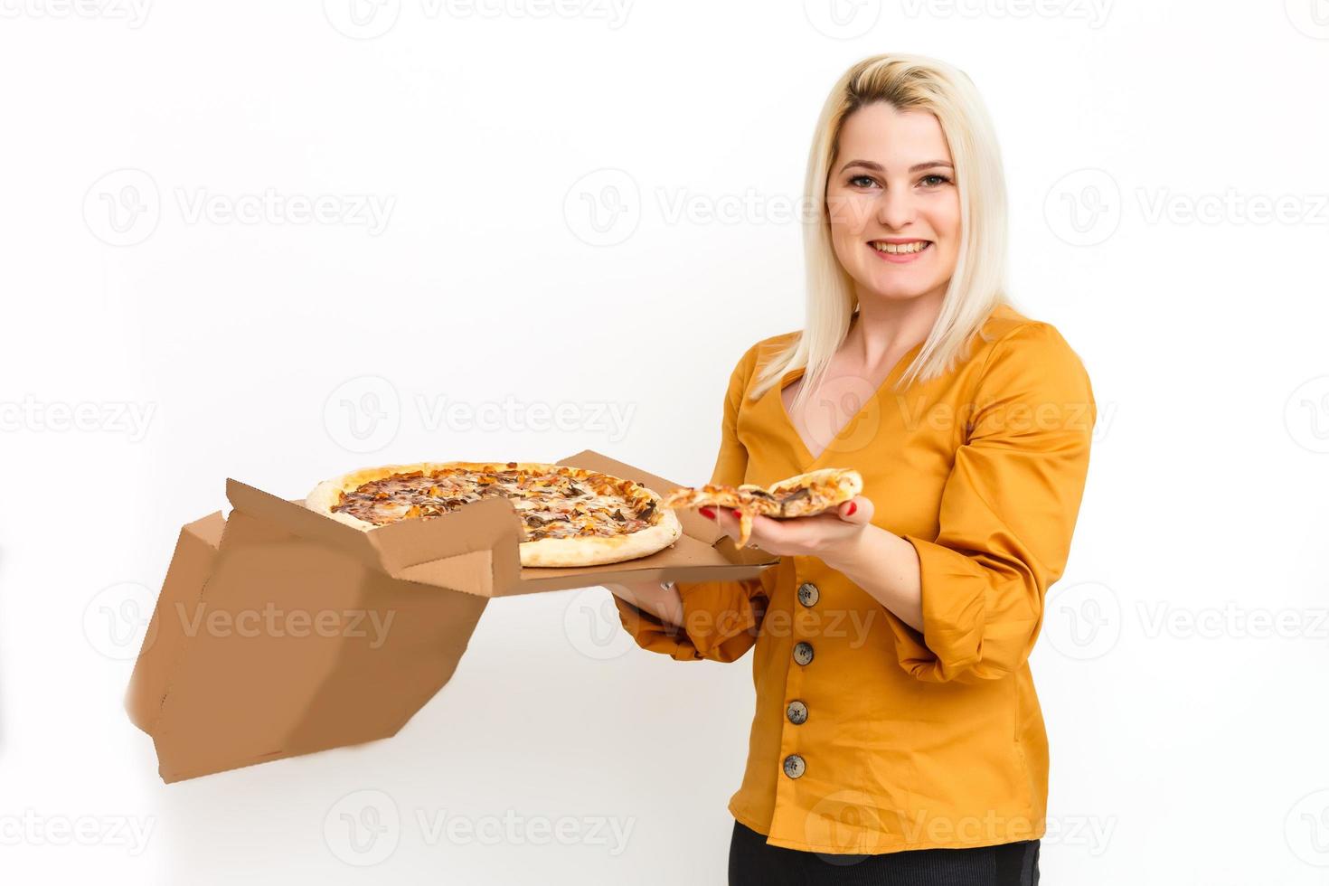bella giovane casuale donna con gustoso Pizza nel consegna carta scatola. isolato su bianca sfondo foto