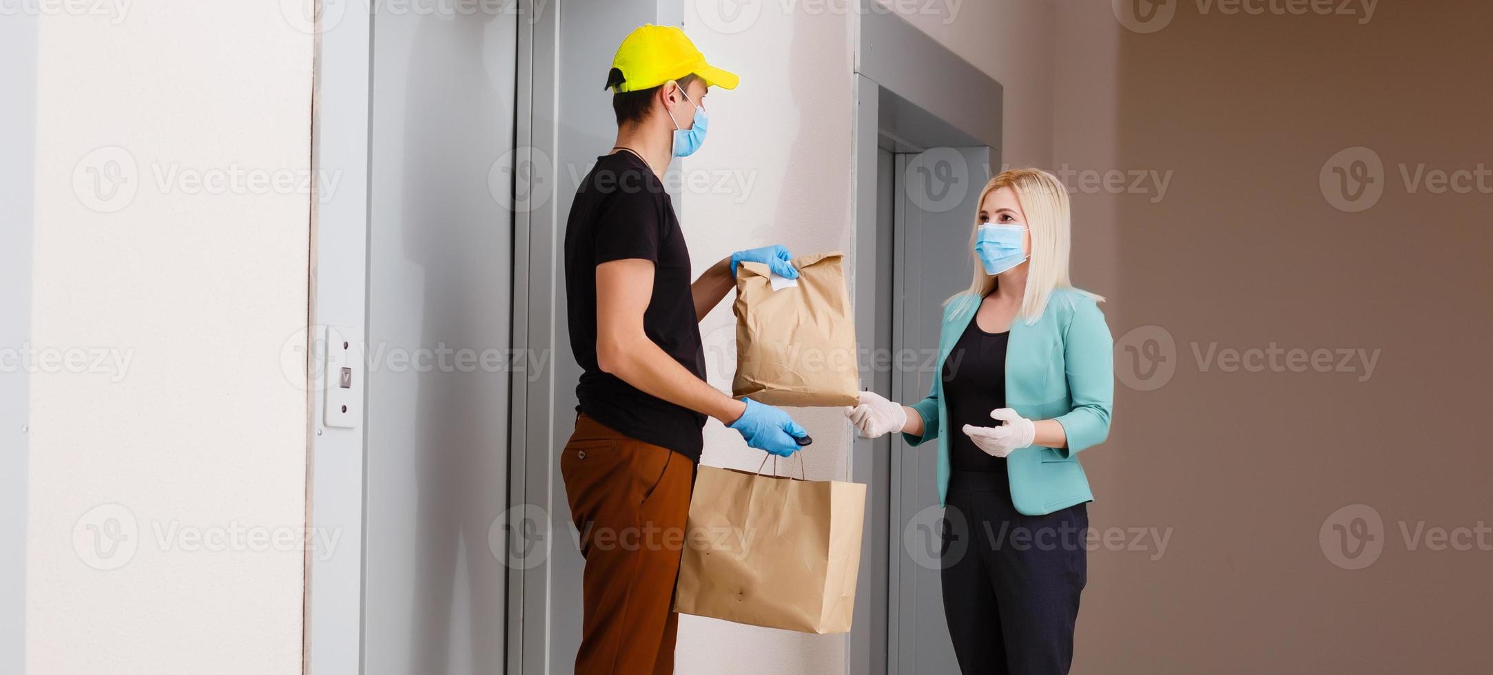 consegna uomo Tenere cartone scatole nel medico gomma da cancellare guanti. quarantena. coronavirus. porta consegna foto