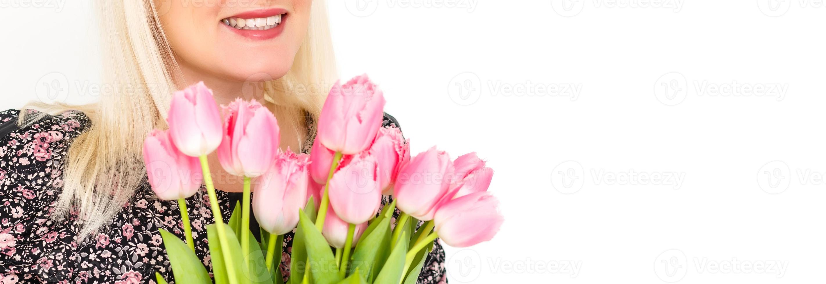 donna con primavera fiore mazzo. contento sorpreso modello donna odorare fiori. La madre di giorno. primavera foto