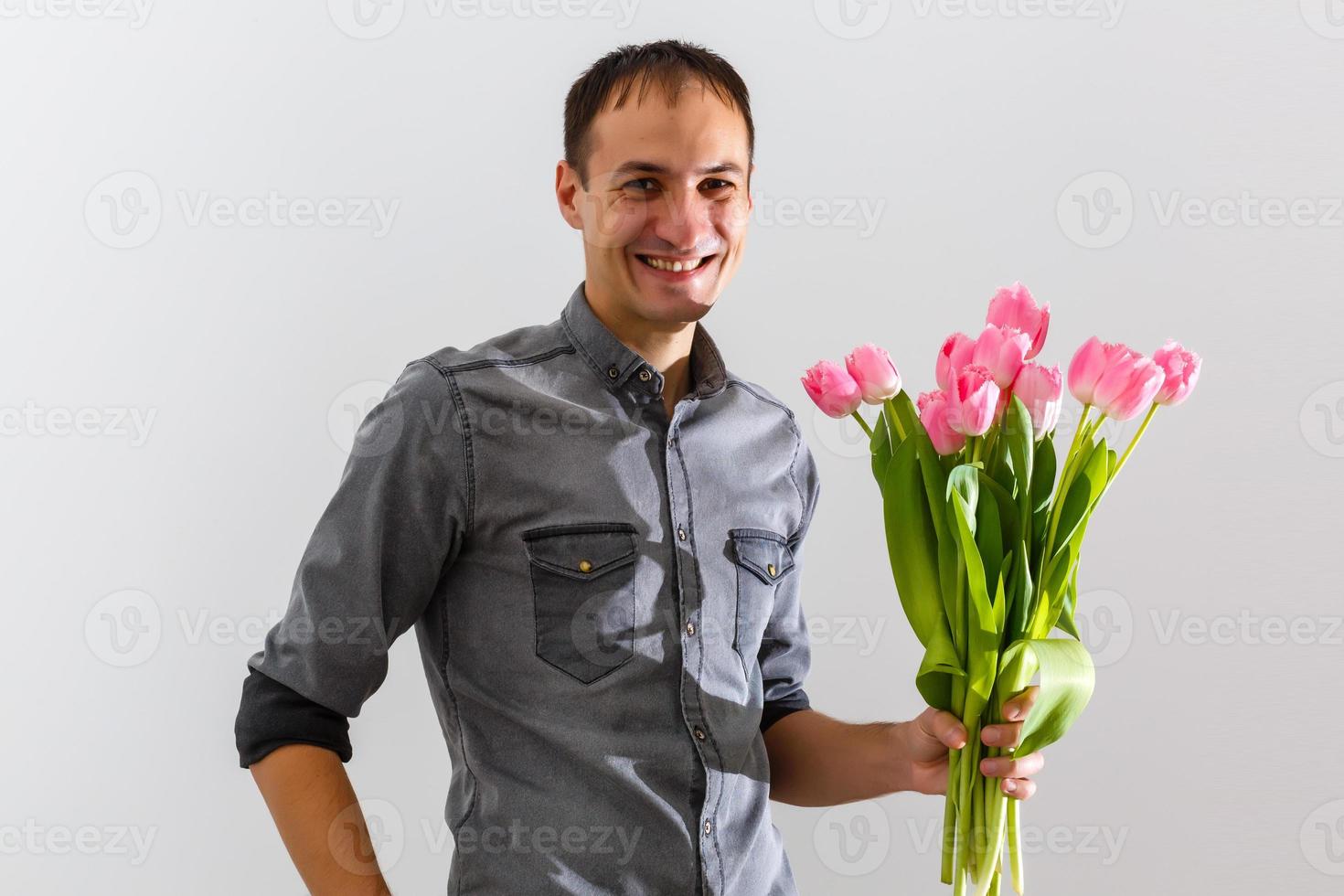 uomo con fiori. romantico uomo con mazzo di tulipani per compleanno. contento donna di giorno. dando mazzo di fiori. bello uomo dando fiori. bianca sfondo. orizzontale fotografie