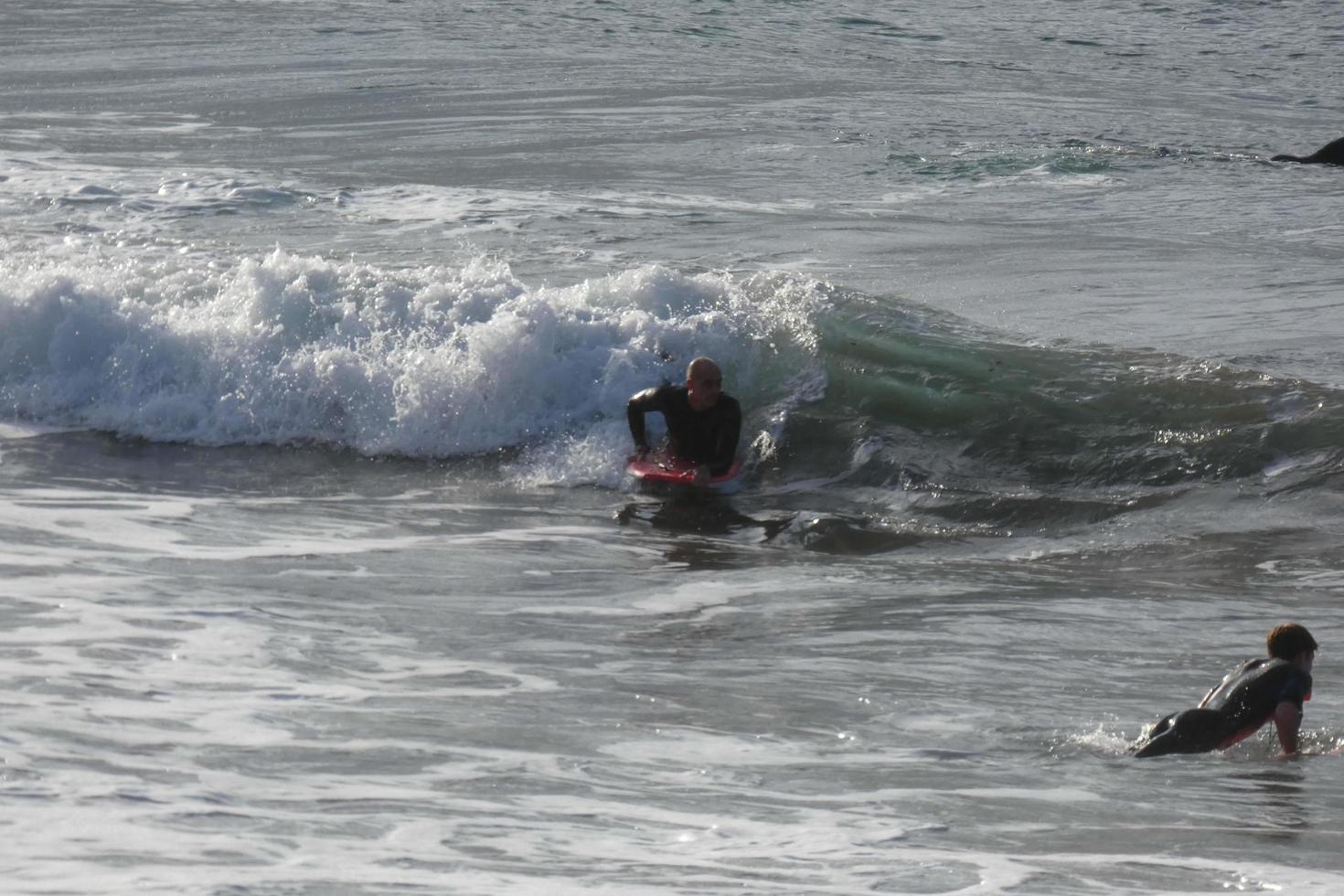 surfers equitazione piccolo oceano onde foto