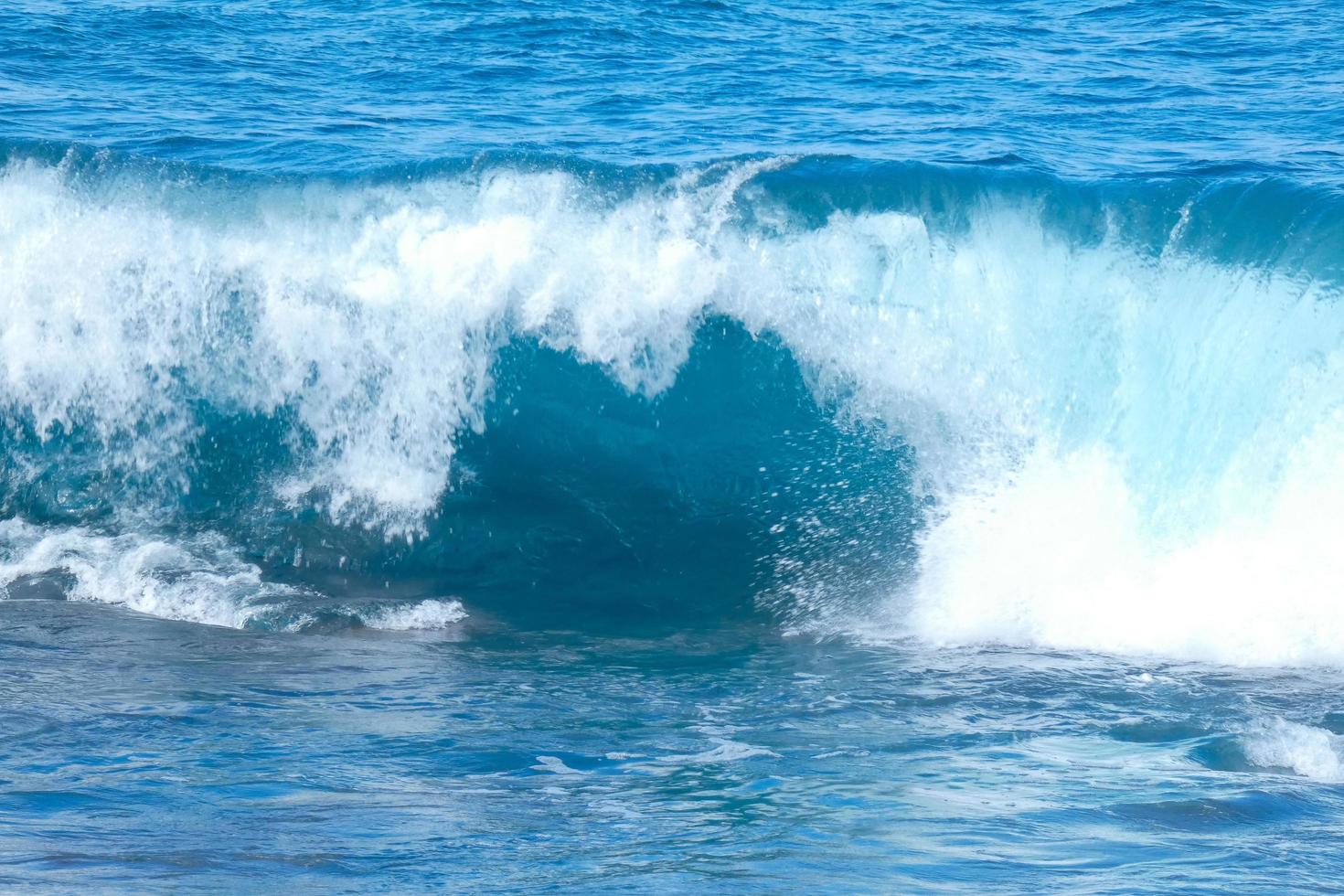 grande onde Crashing contro il rocce nel il oceano foto