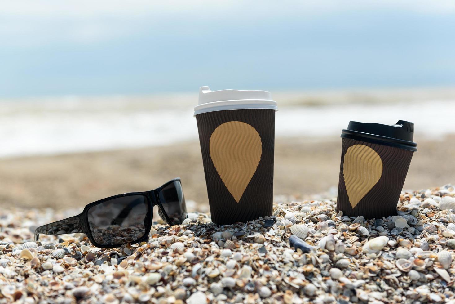 tazze e bicchieri di caffè in riva al mare foto