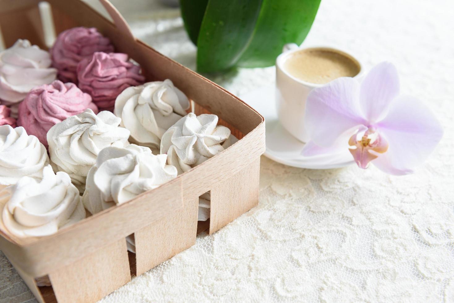 marshmallow fatti a mano bianchi e rosa con caffè foto