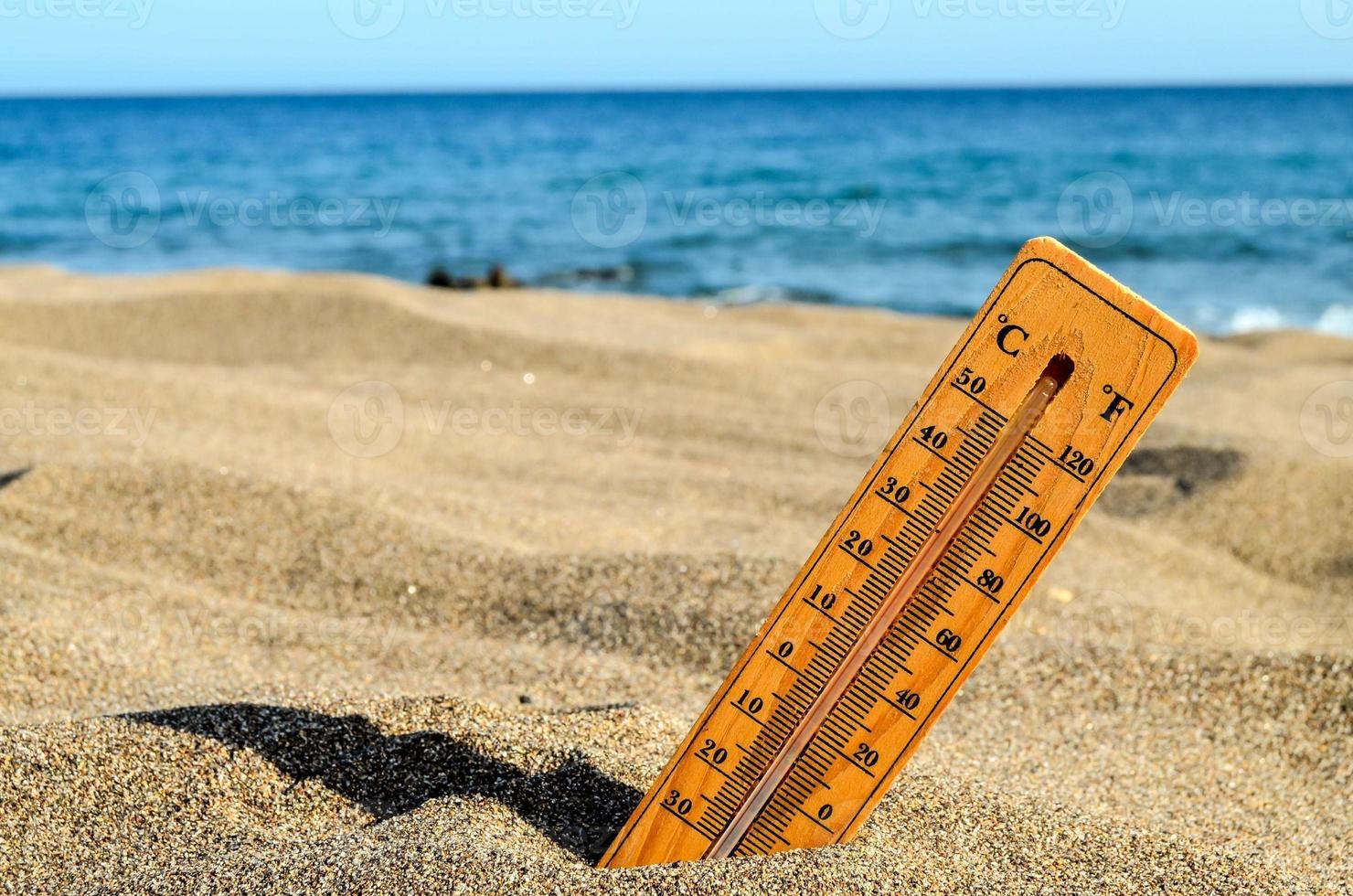 termometro su il spiaggia foto