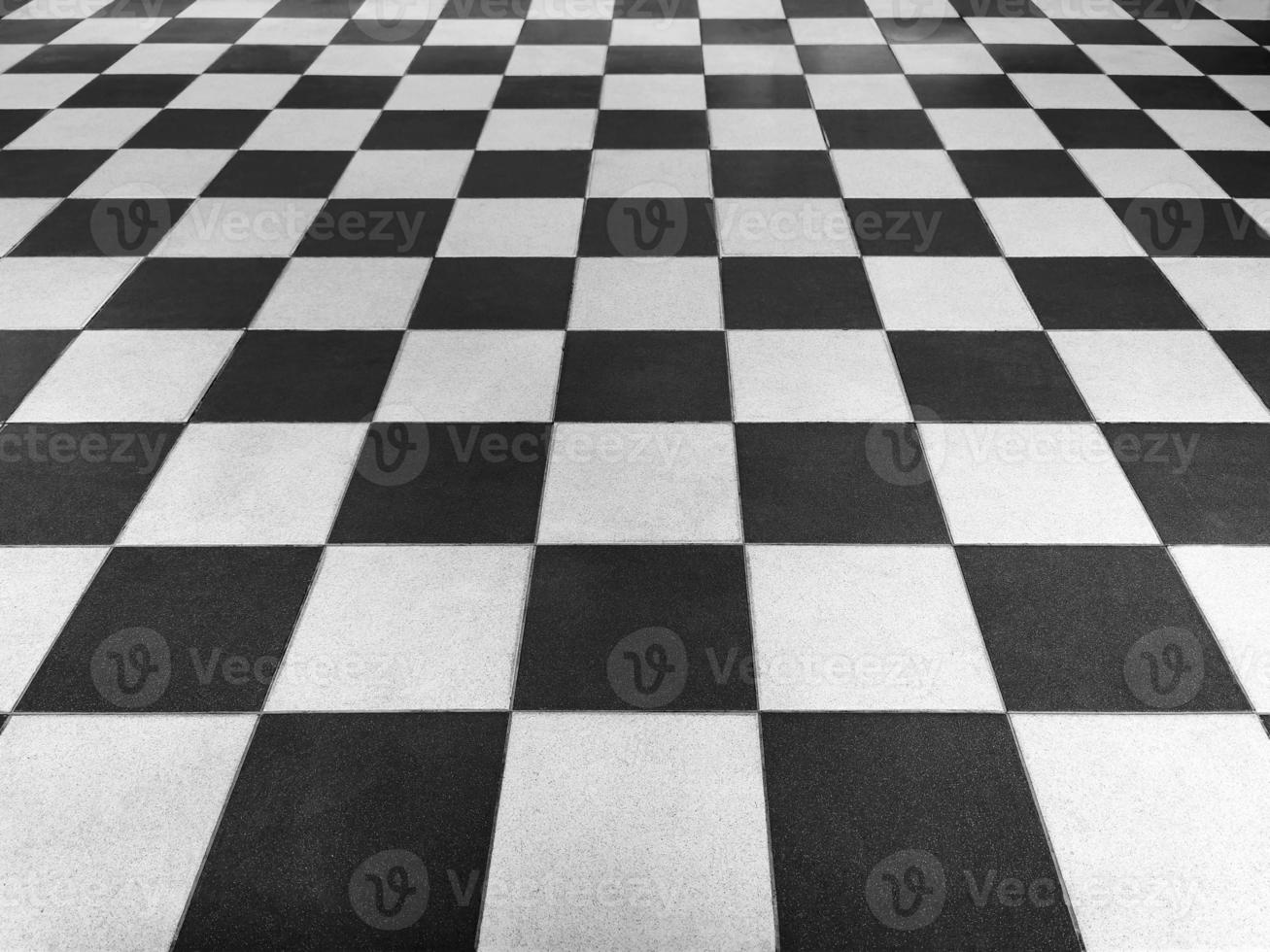 nero e bianca piastrelle pavimento simmetrico con un' griglia struttura nel davanti Visualizza per un' permanente piastrelle pavimento sfondo. nero e bianca piazza fatto di ceramica Materiale per pavimentazione foto