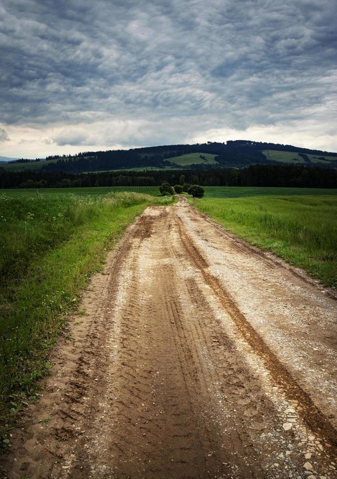 strada fangosa verso le nuvole foto